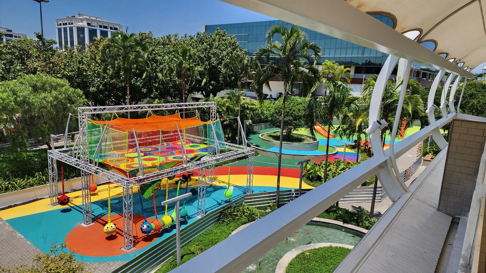 Design personalizado em piso monolítico emborrachado colorido