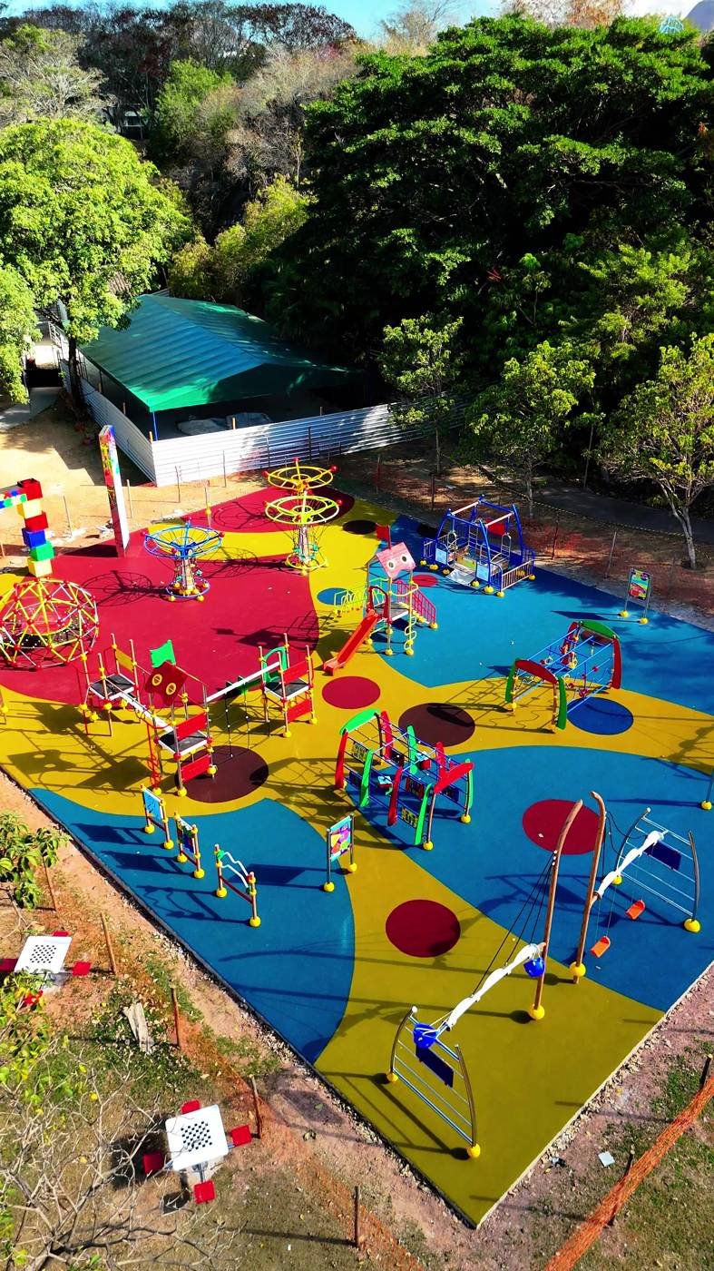 Praça inclusiva com piso emborrachado colorido em Vitória, vista aérea