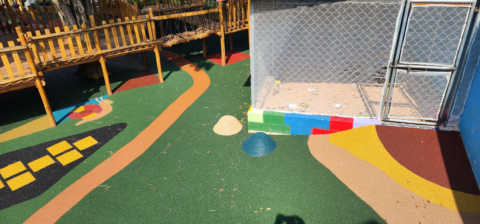 Piso emborrachado para playground com desenhos coloridos