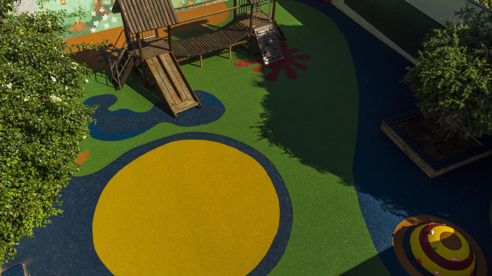 Piso monolítico com formas orgânicas em playground, vista aérea