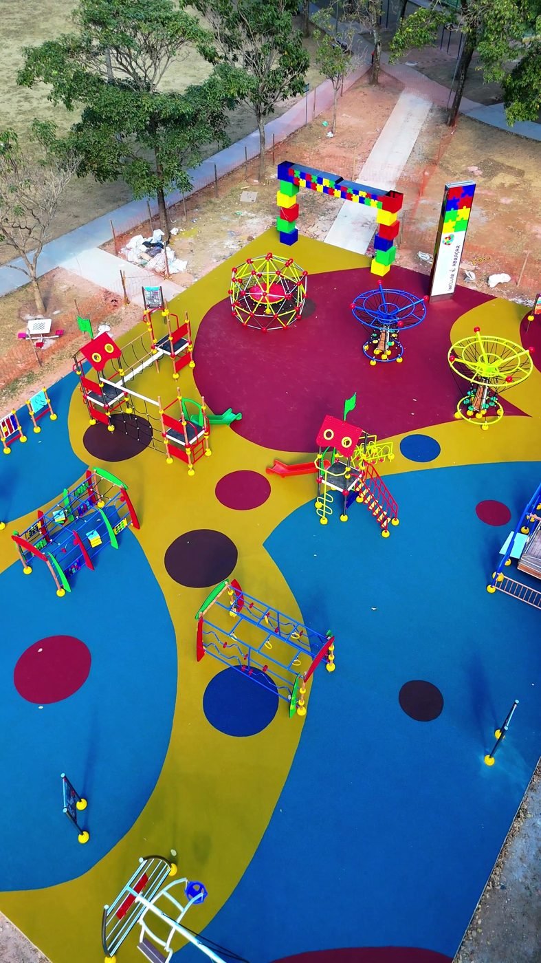 Piso emborrachado com formas orgânicas coloridas na praça inclusiva de Vitória