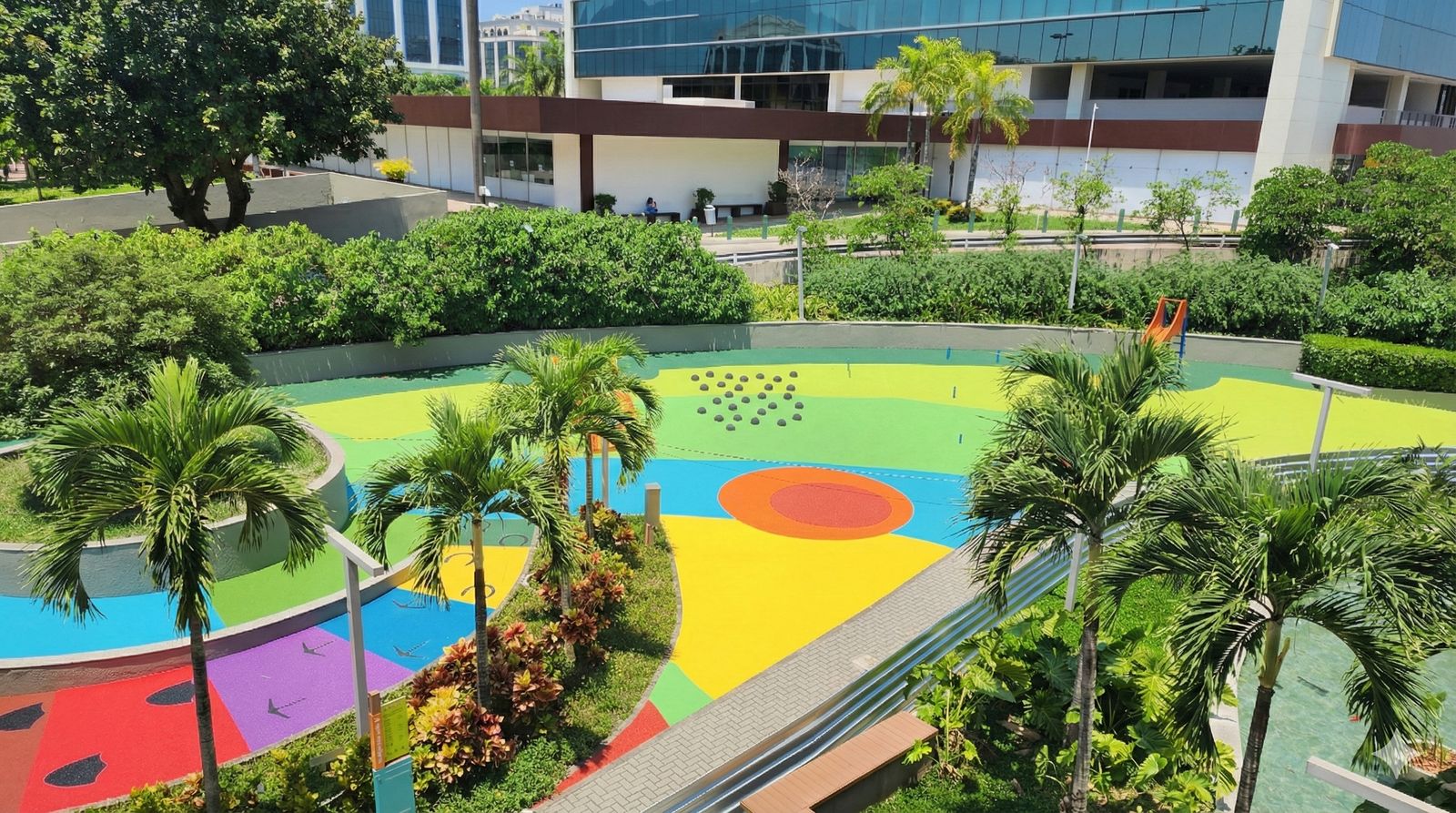 Piso de segurança com amortecimento de impacto para áreas de lazer