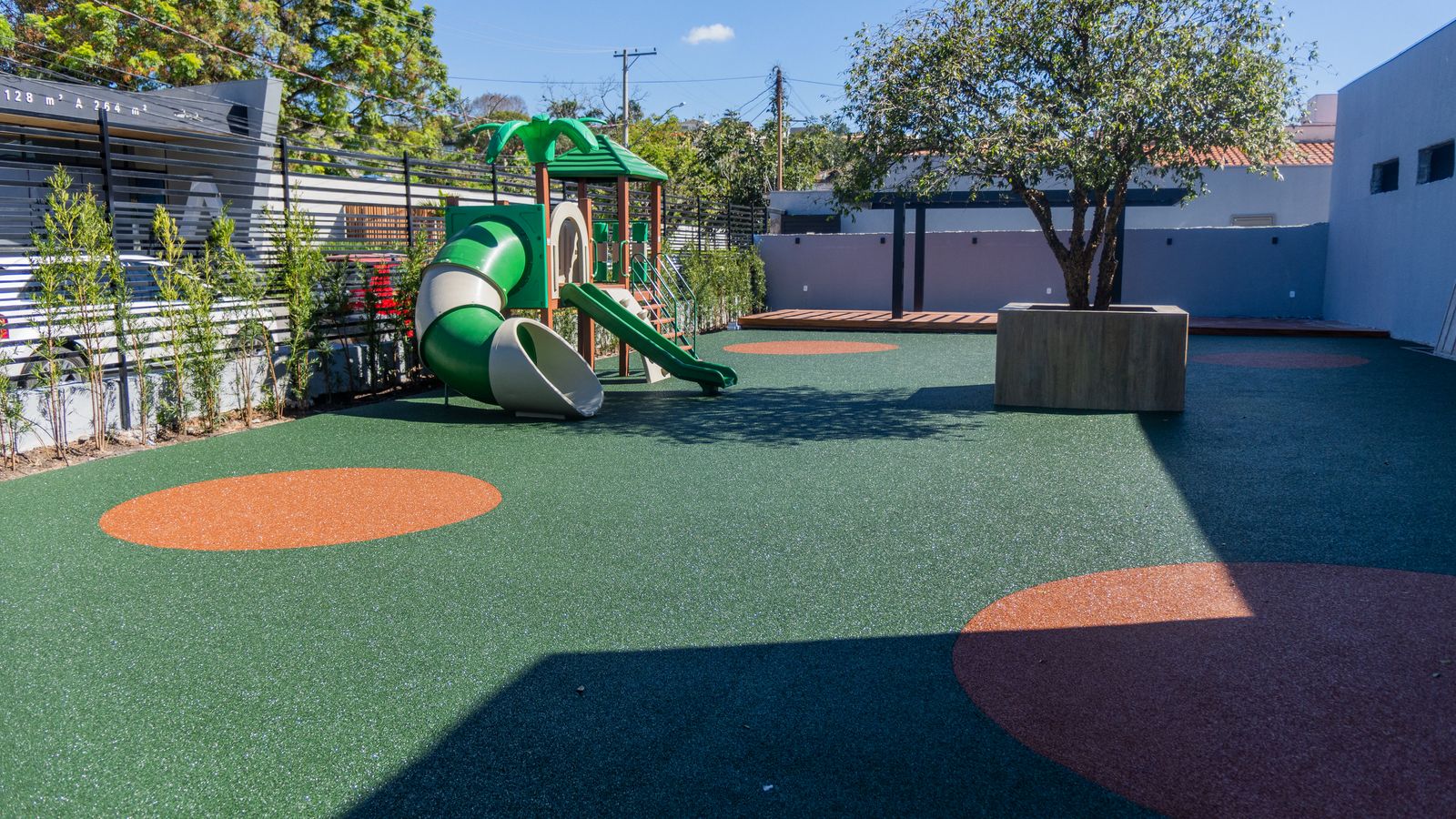 Playground de escola com piso emborrachado de segurança verde