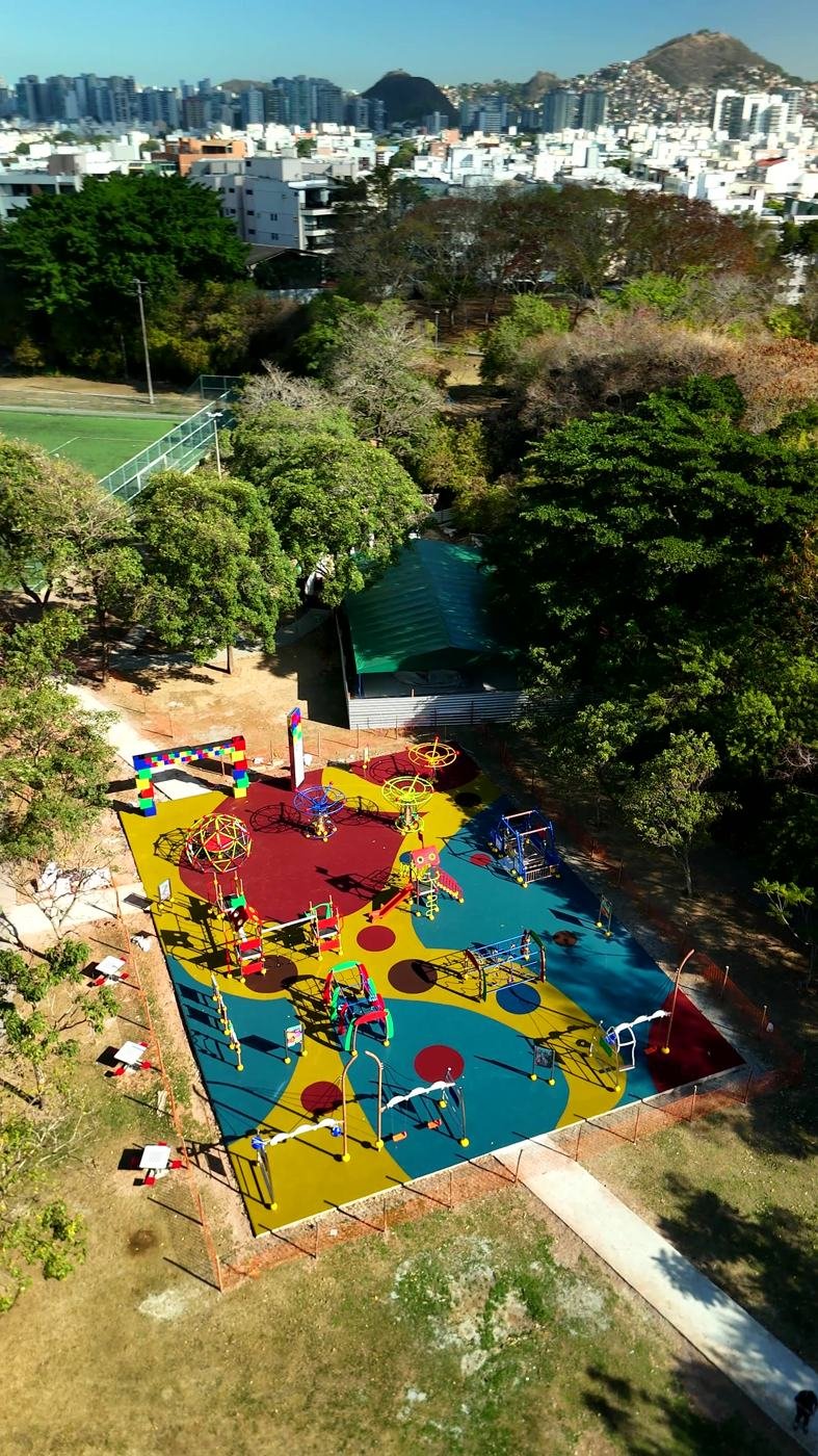 Praça inclusiva com piso emborrachado em Vitória (ES)