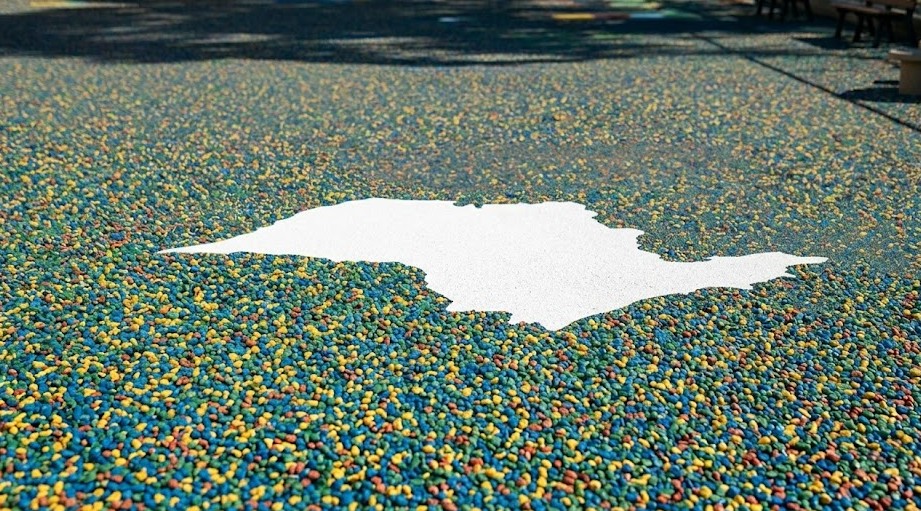 Detalhe de piso emborrachado com elementos lúdicos pedagógicos personalizados em escola